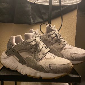 Women’s Nike Huaraches grey leopard print